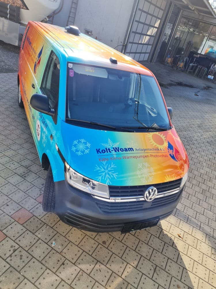 Frisch foliertes Fahrzeug mit glänzender Folie nach dem Car Wrapping
