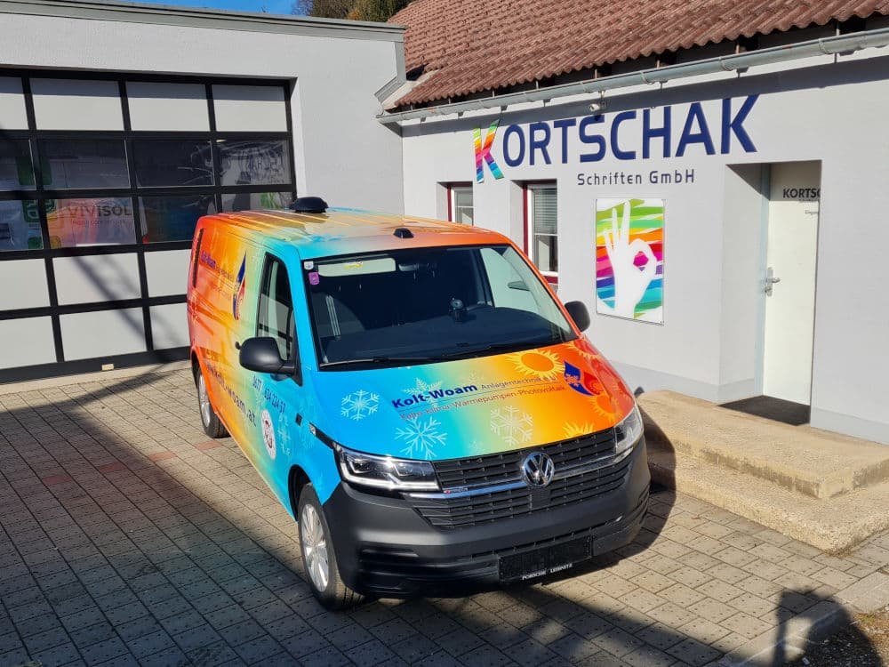 Detailaufnahme einer sauber verlegten Fahrzeugfolie an der Karosseriekante