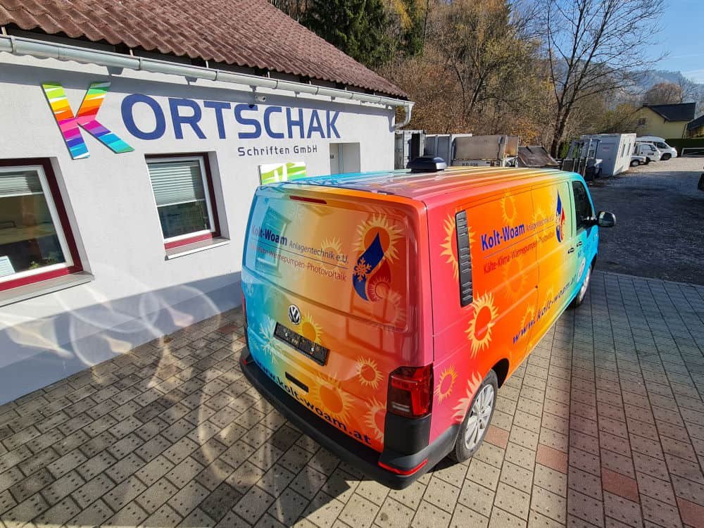 Teilfolierung an Motorhaube und Dach eines Pkw