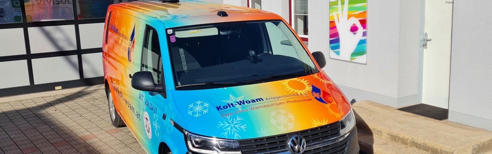 Vollflächig folierter Sportwagen nach einem Car Wrapping bei Kortschak Schriften